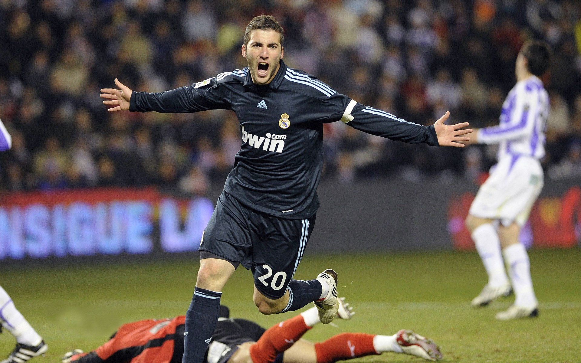 “团队无敌：幕后英雄的坚韧守护”，团队竞技的无敌点